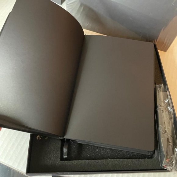 Blvck Notebook with 2 pens and cleaning cloth  New, Sealed Box - Picture 3 of 4